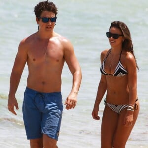 Miles Teller et sa petite amie Keleigh Sperry se promènent, main dans la main, sur une plage à Miami, le 17 mai 2015