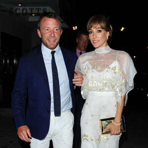 Guy Ritchie et Jacqui Ainsley  quittent le restaurant Scott après y avoir dîné avec Henry Cavill, Londres le 7 août 2015.