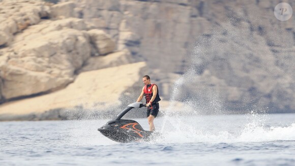 Dave Clark, boyfriend de la princesse Beatrice d'York, fait du jet-ski à Ibiza le 7 août 2015 