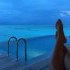 Bar Refaeli profite de la piscine à débordement aux Maldives / photo postée sur le compte Instagram de Bar Refaeli au mois d'août 2015
