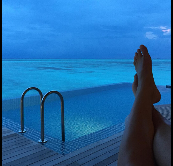 Bar Refaeli profite de la piscine à débordement aux Maldives / photo postée sur le compte Instagram de Bar Refaeli au mois d'août 2015
