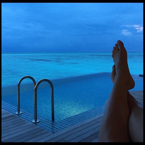 Bar Refaeli profite de la piscine à débordement aux Maldives / photo postée sur le compte Instagram de Bar Refaeli au mois d'août 2015