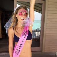 Bar Refaeli : Plage et bikini, son enterrement de vie de jeune fille de luxe !