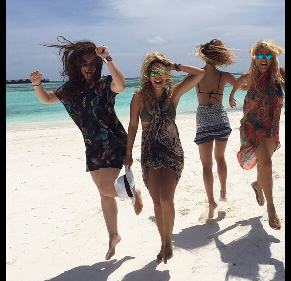 Bar Refaeli et ses copines sur une plage de sable blanc aux Maldives / photo postée sur le compte Instagram de Bar Refaeli au mois d'août 2015