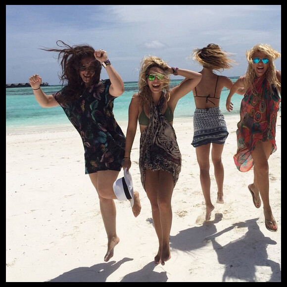Bar Refaeli et ses copines sur une plage de sable blanc aux Maldives / photo postée sur le compte Instagram de Bar Refaeli au mois d'août 2015