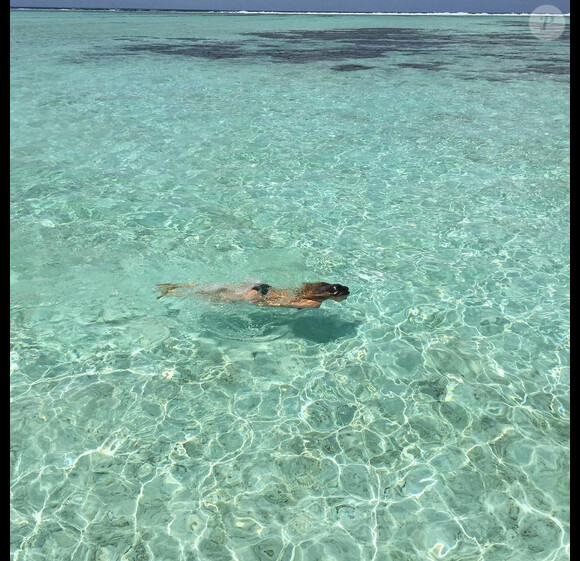 Bar Refaeli nage dans l'océan Indien pour fêter son enterrement de vie de jeune fille / photo postée sur le compte Instagram de Bar Refaeli au mois d'août 2015
