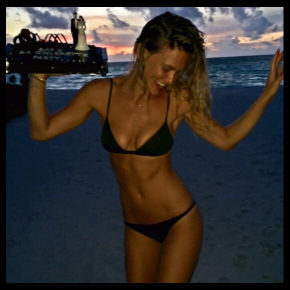 Bar Refaeli bombesque en bikini pour son enterrement de vie de jeune fille aux Maldives / photo postée sur le compte Instagram de Sandra Ringler au mois d'aout 2015