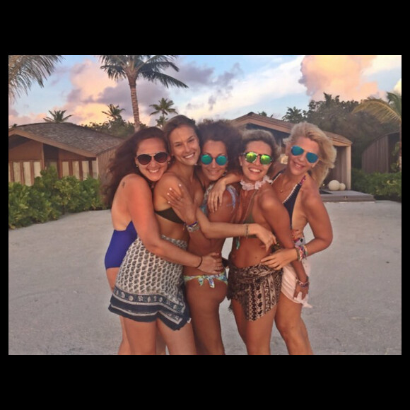 Bar Refaeli et ses copines sur la plage aux Maldives / photo postée sur le compte Instagram de Sandra Ringler au mois d'aout 2015