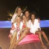 Bar Refaeli enterre sa vie de jeune fille avec ses copines aux Maldives / photo postée sur le compte Instagram de Sandra Ringler au mois d'aout 2015