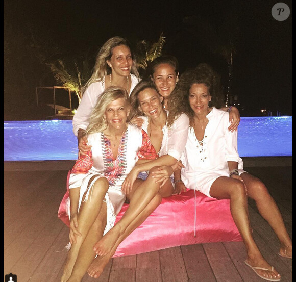 Bar Refaeli enterre sa vie de jeune fille avec ses copines aux Maldives / photo postée sur le compte Instagram de Sandra Ringler au mois d'aout 2015