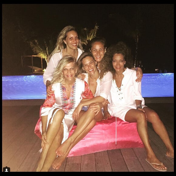 Bar Refaeli enterre sa vie de jeune fille avec ses copines aux Maldives / photo postée sur le compte Instagram de Sandra Ringler au mois d'aout 2015