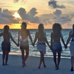 Bar Refaeli et ses amies aux Maldives pour son enterrement de vie de jeune fille / photo postée sur la page Instagram de Orna Elo au mois d'août 2015