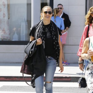 Bar Refaeli fait du shopping avec des amies à Beverly Hills, le 28 mai 2015.  