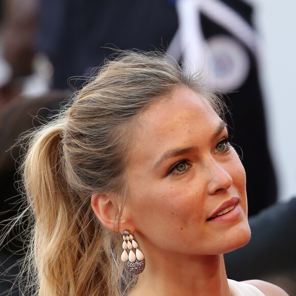 Bar Refaeli (bijoux de Grisogono) - Montée des marches du film "La Tête Haute" pour l'ouverture du 68ème Festival du film de Cannes, le 13 mai 2015. 