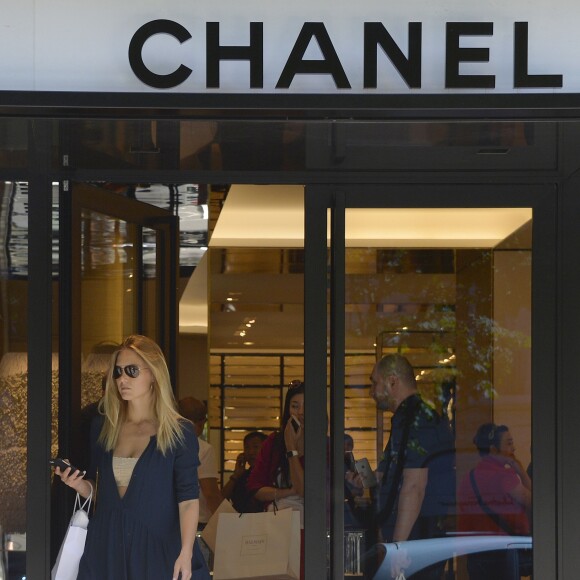 Bar Refaeli fait les boutiques Avenue Montaigne à Paris, France, le 6 juillet 2015