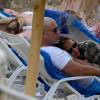 Bar Refaeli et son fiancé Adi Ezra en vacances en Grèce, dans les îles Mykonos le 10 mai 2015