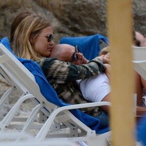 Bar Refaeli et son fiancé Adi Ezra en vacances en Grèce, dans les îles Mykonos le 10 mai 2015