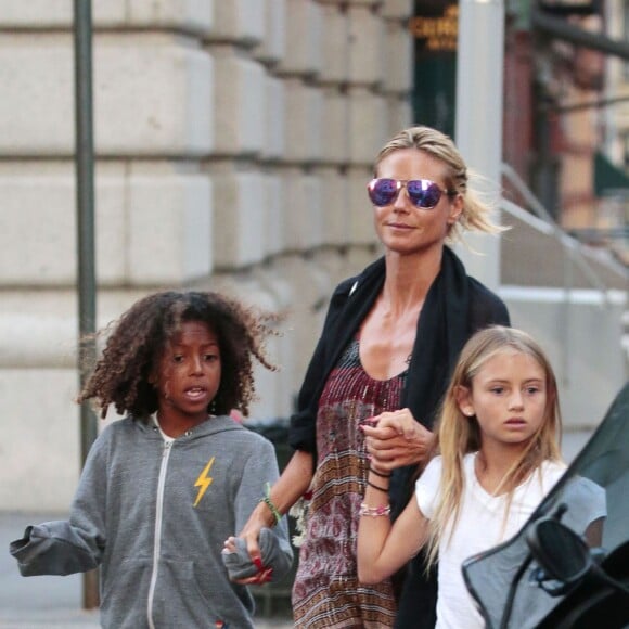 Heidi Klum et son ex compagnon Seal se sont retrouvés pour un diner en famille avec leurs enfants Leni, Henry, Johan et Lou à New York. Erna Gunther, la mère de Heidi Klum était présente. Le 9 aout 2015