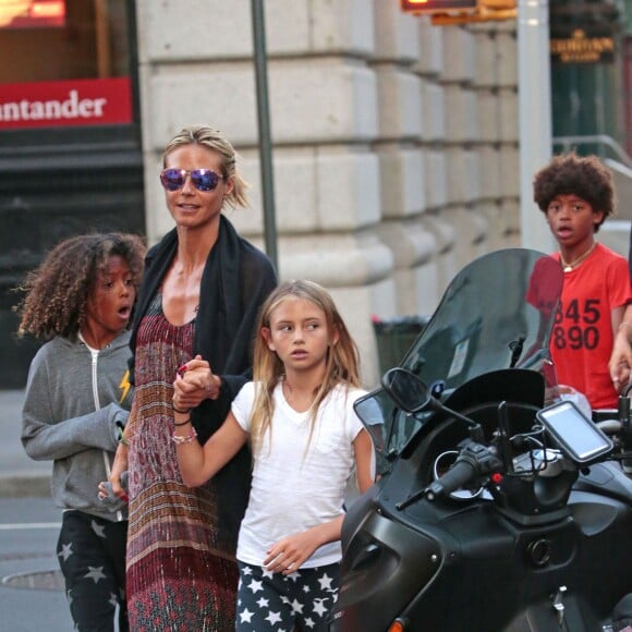 Heidi Klum et son ex compagnon Seal se sont retrouvés pour un diner en famille avec leurs enfants Leni, Henry, Johan et Lou à New York. Erna Gunther, la mère de Heidi Klum était présente. Le 9 aout 2015 