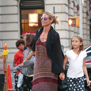 Heidi Klum et son ex compagnon Seal se sont retrouvés pour un diner en famille avec leurs enfants Leni, Henry, Johan et Lou à New York. Erna Gunther, la mère de Heidi Klum était présente. Le 9 aout 2015 