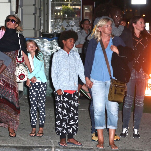 Heidi Klum et son ex compagnon Seal se sont retrouvés pour un diner en famille avec leurs enfants Leni, Henry, Johan et Lou à New York. Erna Gunther, la mère de Heidi Klum était présente ainsi qu'Erica Baxter. Le 9 aout 2015
