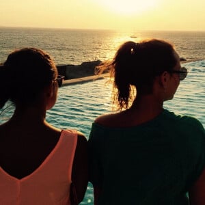 Pauline Ducruet, photo Instagram d'un coucher de soleil entre copines lors de ses vacances à Mykonos, août 2015