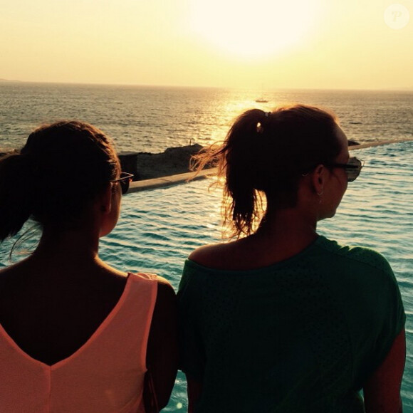 Pauline Ducruet, photo Instagram d'un coucher de soleil entre copines lors de ses vacances à Mykonos, août 2015