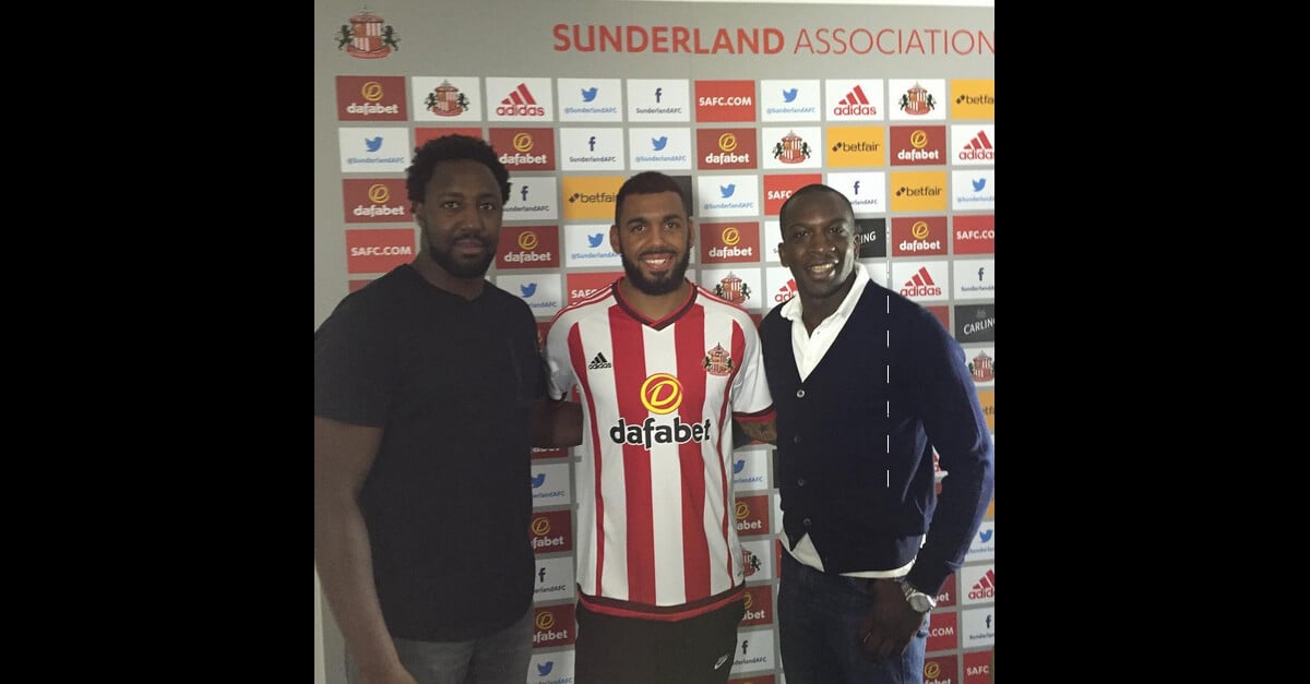 Photo : Yann M'Vila et ses agents après sa signature à Sunderland ...