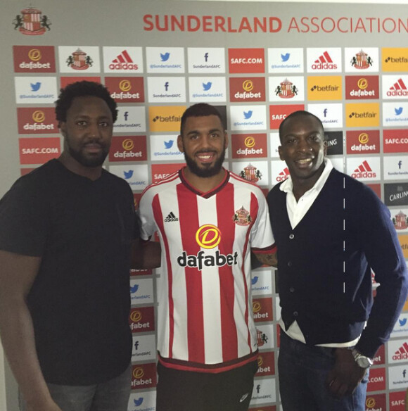 Yann M'Vila et ses agents après sa signature à Sunderland - août 2015
