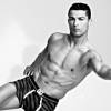 Le footballeur Cristiano Ronaldo pose pour sa collection de sous-vêtements. Les photos ne seraient pas retouchées - août 2015