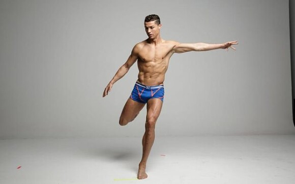 Cristiano Ronaldo (Real Madrid) pose pour sa collection de sous-vêtements. Les photos ne seraient pas retouchées - août 2015
