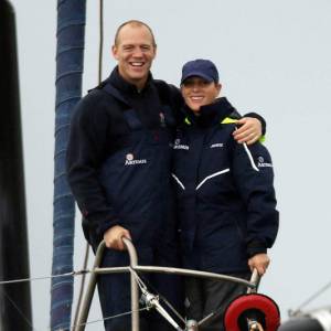 Zara Phillips et Mike Tindall, amoureux par tous les temps, participaient une nouvelle fois à la régate caritative Artemis Sailing Challenge à bord de l'Artemis Ocean Racing le 13 août 2015 lors de la Semaine de Cowes (Aberdeen Asset Management Cowes Week) au large de l'île de Wight.