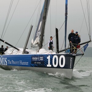Zara Phillips et Mike Tindall participaient une nouvelle fois à la régate caritative Artemis Sailing Challenge à bord de l'Artemis Ocean Racing le 13 août 2015 lors de la Semaine de Cowes (Aberdeen Asset Management Cowes Week) au large de l'île de Wight.