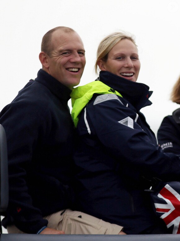 Zara Phillips et Mike Tindall participaient une nouvelle fois à la régate caritative Artemis Sailing Challenge à bord de l'Artemis Ocean Racing le 13 août 2015 lors de la Semaine de Cowes (Aberdeen Asset Management Cowes Week) au large de l'île de Wight.