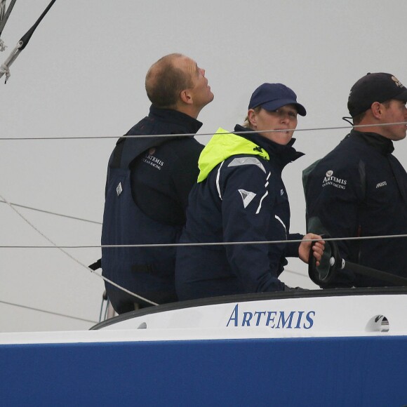 Zara Phillips et Mike Tindall participaient une nouvelle fois à la régate caritative Artemis Sailing Challenge à bord de l'Artemis Ocean Racing le 13 août 2015 lors de la Semaine de Cowes (Aberdeen Asset Management Cowes Week) au large de l'île de Wight.