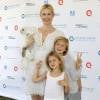 Malgré la perte définitive de la garde de ses enfants, qu'elle a pour tout l'été en vacances, l'actrice Kelly Rutherford, son fils Hermes et sa fille Helena ont assisté à l'oeuvre caritative "Ovarian Cancer Research Fund's Super Saturday" à Water Mill. Le 25 juillet 2015