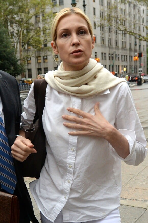 Kelly Rutherford arrive sans ses enfants au tribunal dans le quartier de Manhattan à New York, le 11 août 2015.