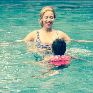 Beyoncé et sa fille Blue Ivy se baignent dans une piscine. Photo publiée le 23 juillet 2015.