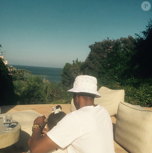 Jay Z et sa fille Blue Ivy se détendent en vacances. Photo publiée le 30 juillet 2015.