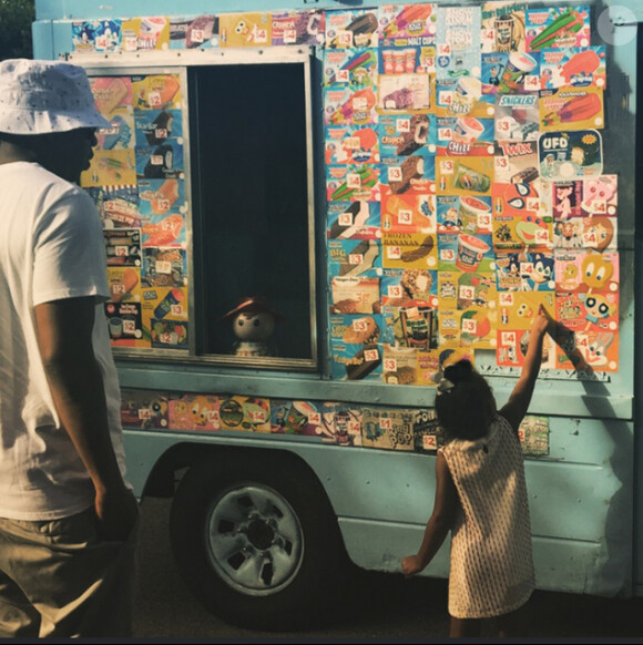 Jay Z et Blue Ivy en vacances, s'achètent des glaces. Photo publiée le 30 juillet 2015.
