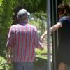 Exclusif - Caitlyn Jenner (Bruce Jenner) donne la main à un homme qui l'aide car Caitlyn Jenner porte des talons en allant au restaurant Villa à Woodland Hills, le 27 juillet 2015.