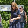 Exclusif - Caitlyn Jenner (Bruce Jenner) donne la main à un homme qui l'aide car Caitlyn Jenner porte des talons en allant au restaurant Villa à Woodland Hills, le 27 juillet 2015.