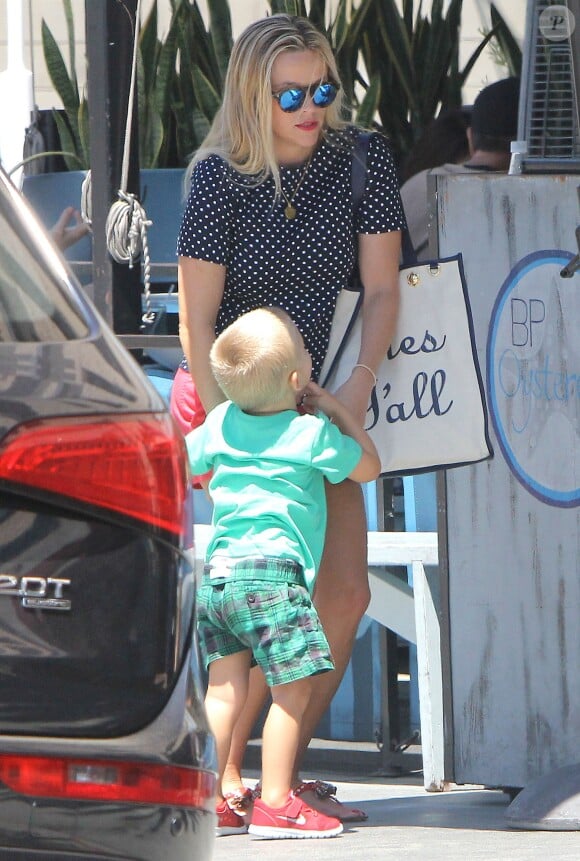 Reese Witherspoon en famille à Los Angeles le 15 août 2015. Ici avec son fils Tennessee.