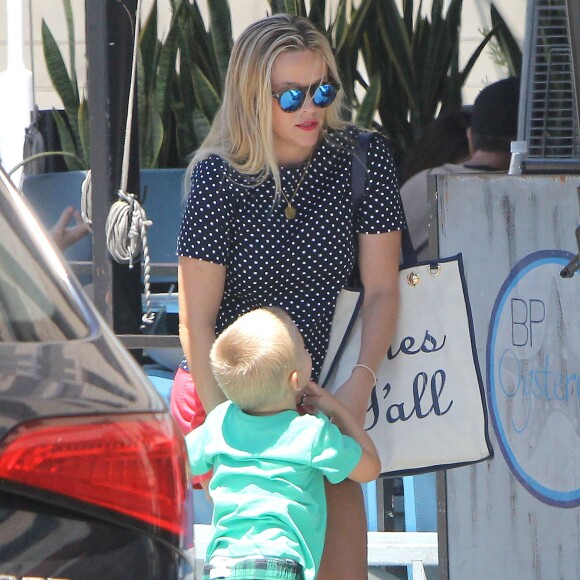 Reese Witherspoon en famille à Los Angeles le 15 août 2015. Ici avec son fils Tennessee.