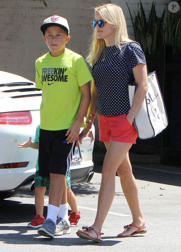 Reese Witherspoon en famille à Los Angeles le 15 août 2015. Ici avec son fils Deacon.