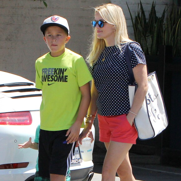 Reese Witherspoon en famille à Los Angeles le 15 août 2015. Ici avec son fils Deacon.
