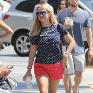 Reese Witherspoon en famille à Los Angeles le 15 août 2015.