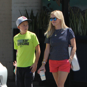 Reese Witherspoon en famille à Los Angeles le 15 août 2015. Ici avec son fils de 12 ans, Deacon.