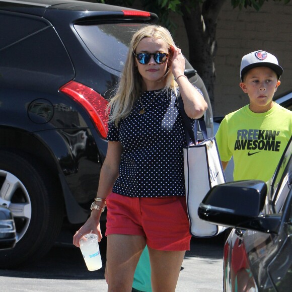 Reese Witherspoon en famille à Los Angeles le 15 août 2015.