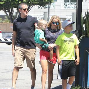 Reese Witherspoon en famille à Los Angeles le 15 août 2015. Ici avec son mari Jim, ses fils Deacon et Tennessee.